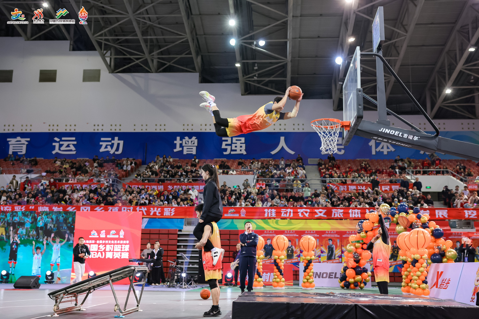 开云娱乐-关于特色乡村田野篮球，体验不同的运动氛围的信息