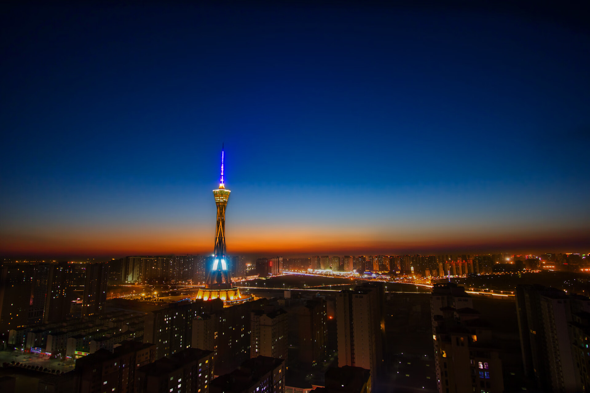 “举重赛场：高新体育中心选手背负全球期待，力争最高荣耀”